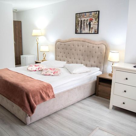 Casa Alis Hotel Орадеа Екстериор снимка