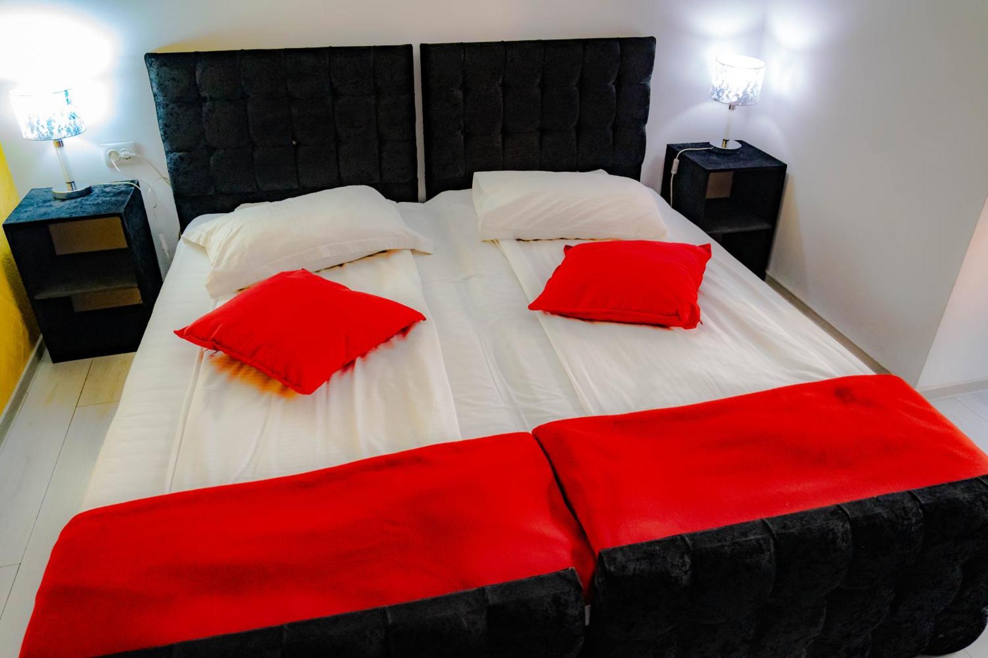 Casa Alis Hotel Орадеа Екстериор снимка