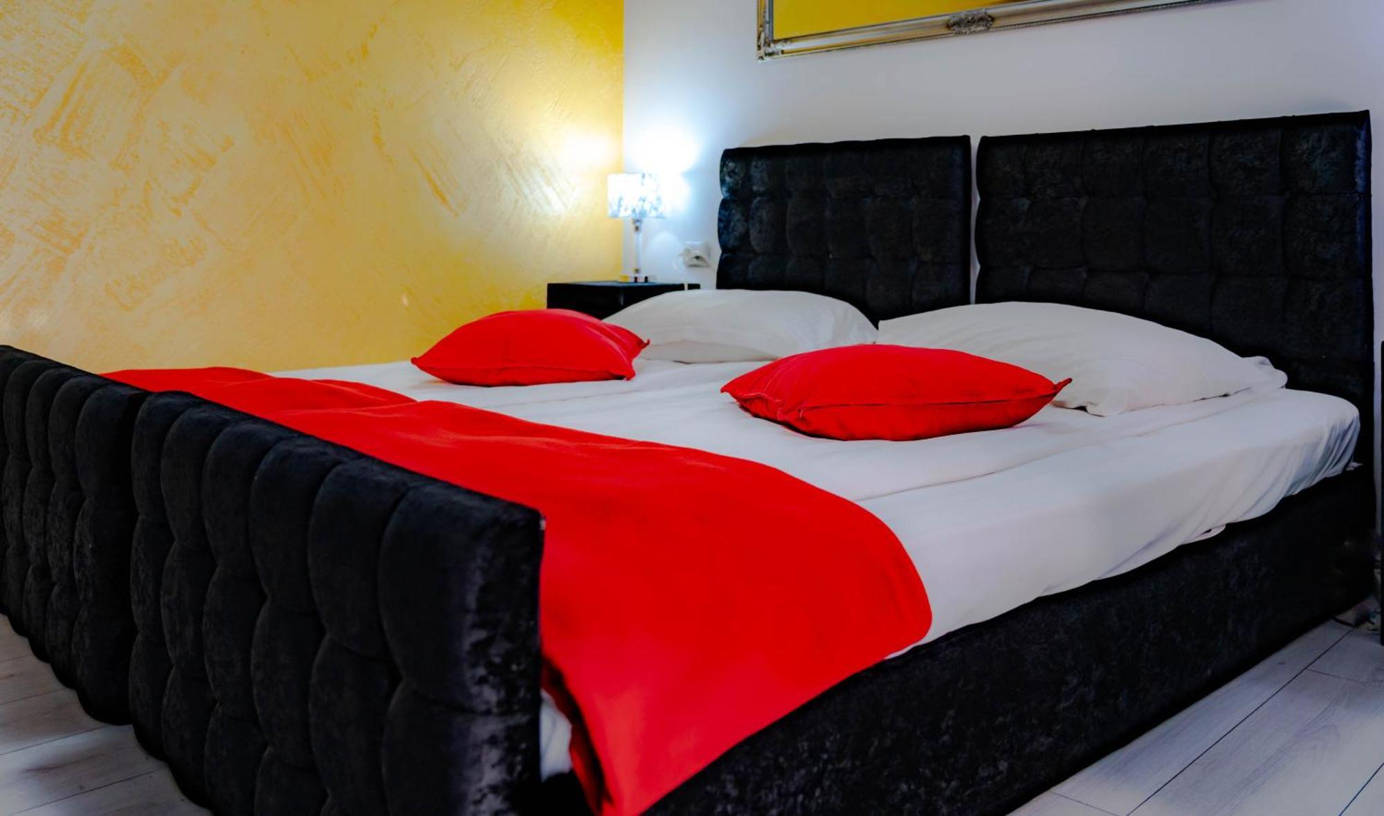 Casa Alis Hotel Орадеа Екстериор снимка