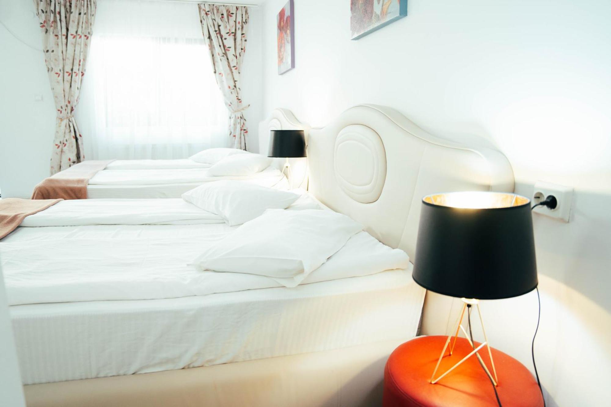 Casa Alis Hotel Орадеа Екстериор снимка