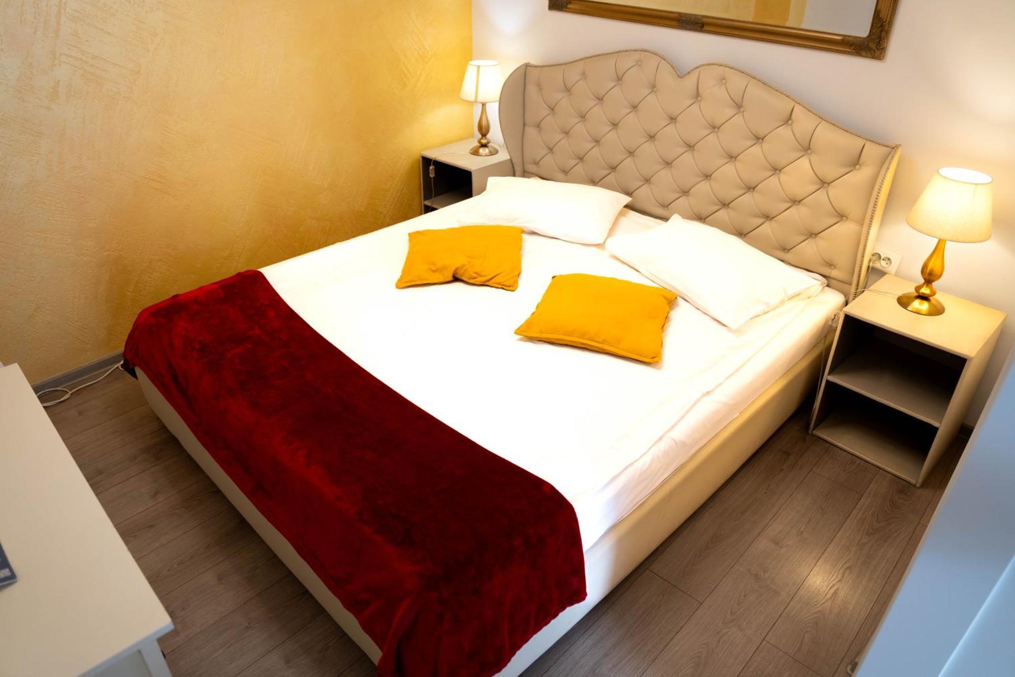 Casa Alis Hotel Орадеа Екстериор снимка