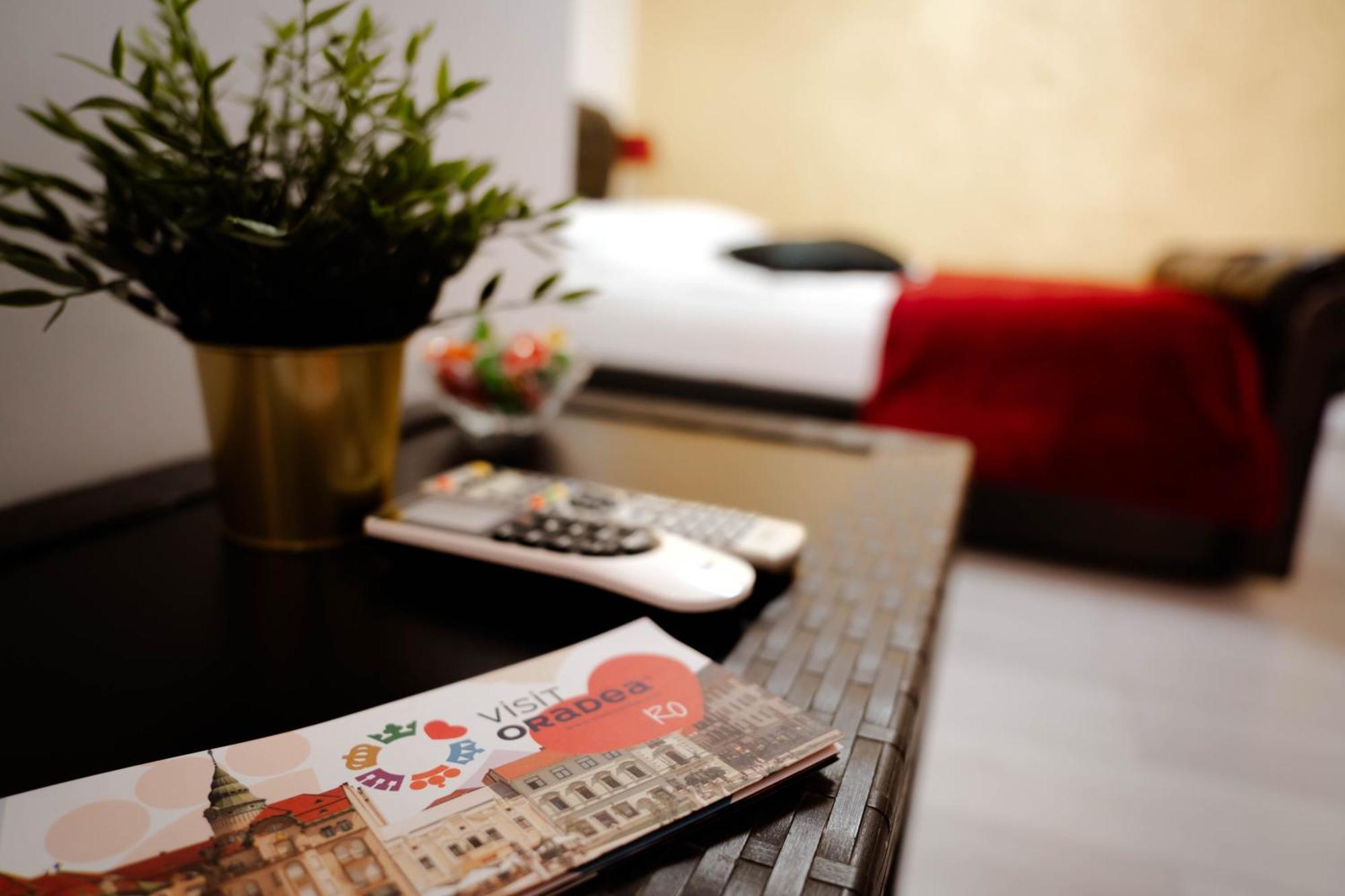 Casa Alis Hotel Орадеа Екстериор снимка